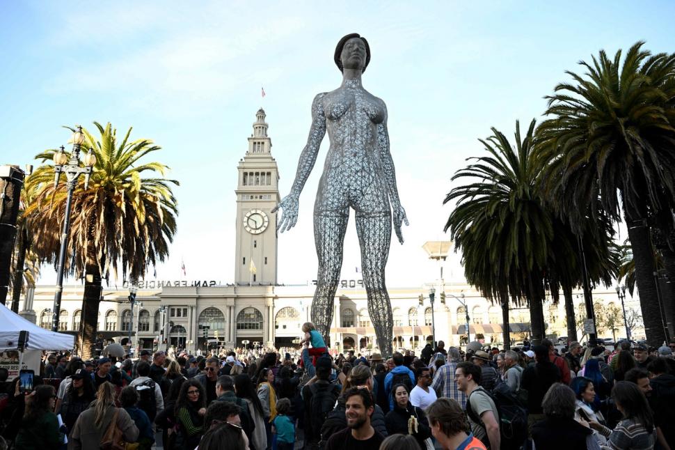 O femeie nud gigantică a apărut într-o piață publică din San Francisco și a iscat un val de revoltă 964652