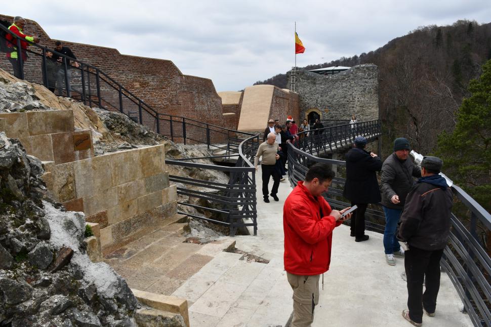 Cetatea lui Vlad Țepeș din Argeș își redeschide porțile după trei ani de renovări. Cum arată acum vestigiul 964887