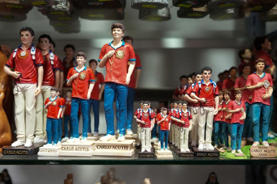 Cine este Carlo Acutis, noul sfânt milenial al Bisericii Catolice. Oamenii se roagă la rămășițele îmbrăcate cu blugi și hanorac 965053