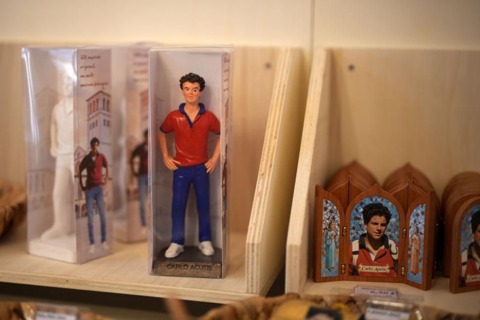 Cine este Carlo Acutis, noul sfânt milenial al Bisericii Catolice. Oamenii se roagă la rămășițele îmbrăcate cu blugi și hanorac 965055