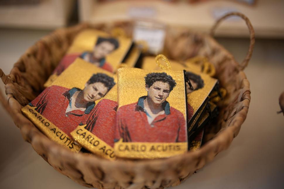 Cine este Carlo Acutis, noul sfânt milenial al Bisericii Catolice. Oamenii se roagă la rămășițele îmbrăcate cu blugi și hanorac 965056