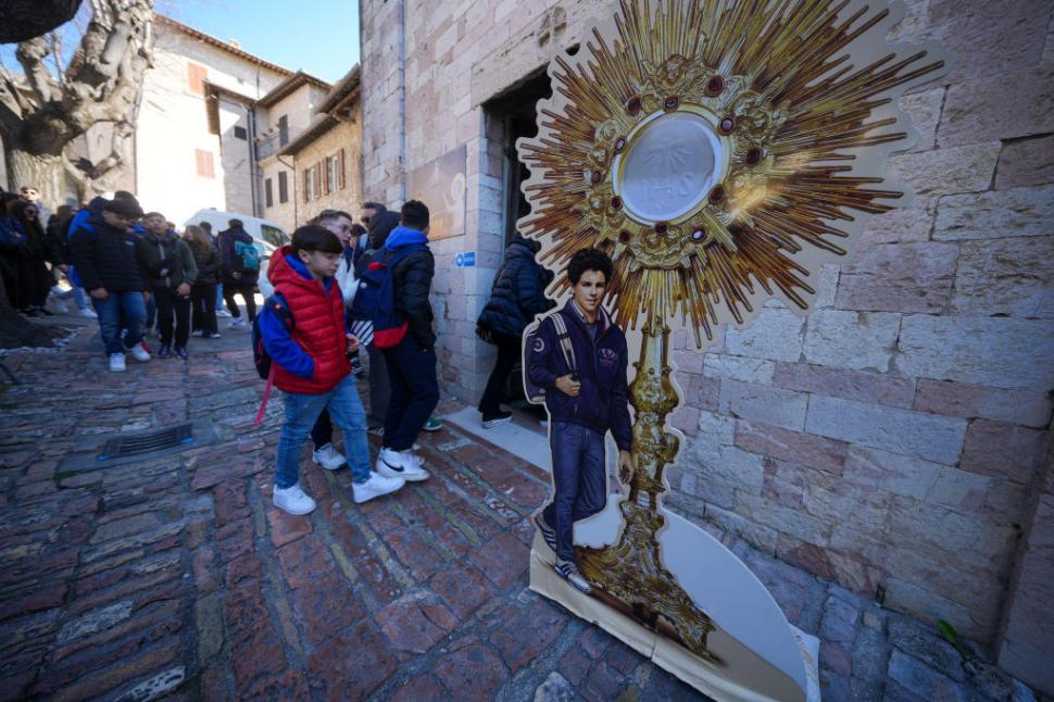 Cine este Carlo Acutis, noul sfânt milenial al Bisericii Catolice. Oamenii se roagă la rămășițele îmbrăcate cu blugi și hanorac 965057