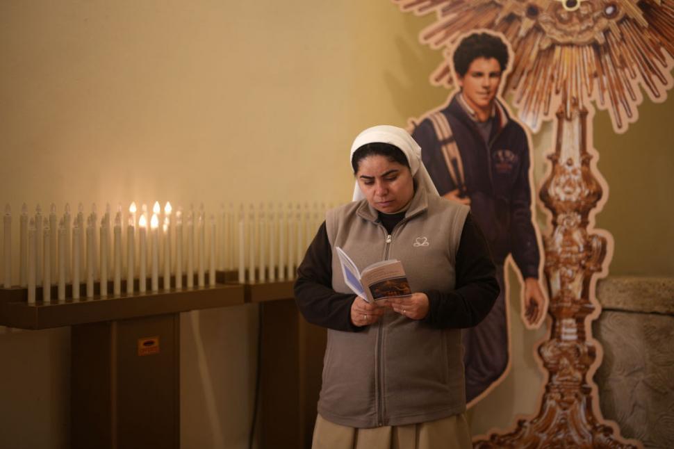 Cine este Carlo Acutis, noul sfânt milenial al Bisericii Catolice. Oamenii se roagă la rămășițele îmbrăcate cu blugi și hanorac 965058