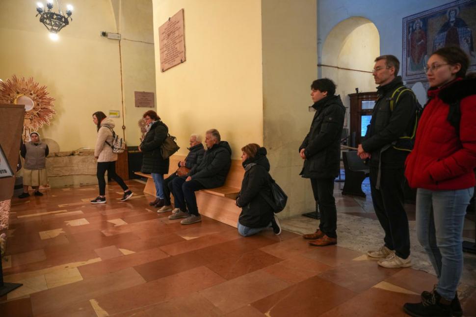 Cine este Carlo Acutis, noul sfânt milenial al Bisericii Catolice. Oamenii se roagă la rămășițele îmbrăcate cu blugi și hanorac 965060