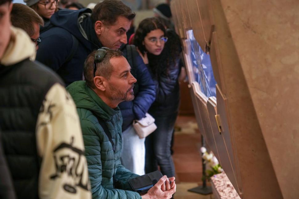 Cine este Carlo Acutis, noul sfânt milenial al Bisericii Catolice. Oamenii se roagă la rămășițele îmbrăcate cu blugi și hanorac 965062