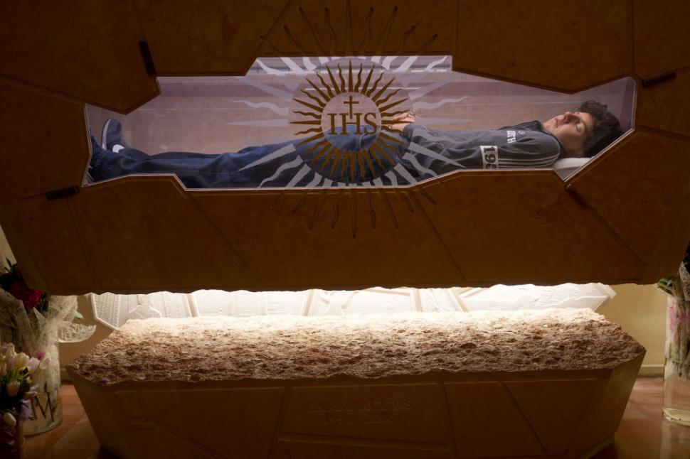 Cine este Carlo Acutis, noul sfânt milenial al Bisericii Catolice. Oamenii se roagă la rămășițele îmbrăcate cu blugi și hanorac 965063