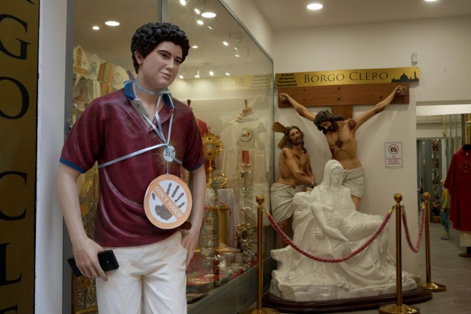 Cine este Carlo Acutis, noul sfânt milenial al Bisericii Catolice. Oamenii se roagă la rămășițele îmbrăcate cu blugi și hanorac 965064