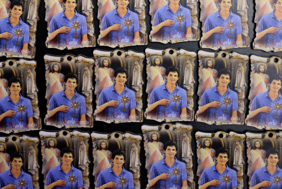 Cine este Carlo Acutis, noul sfânt milenial al Bisericii Catolice. Oamenii se roagă la rămășițele îmbrăcate cu blugi și hanorac 965065