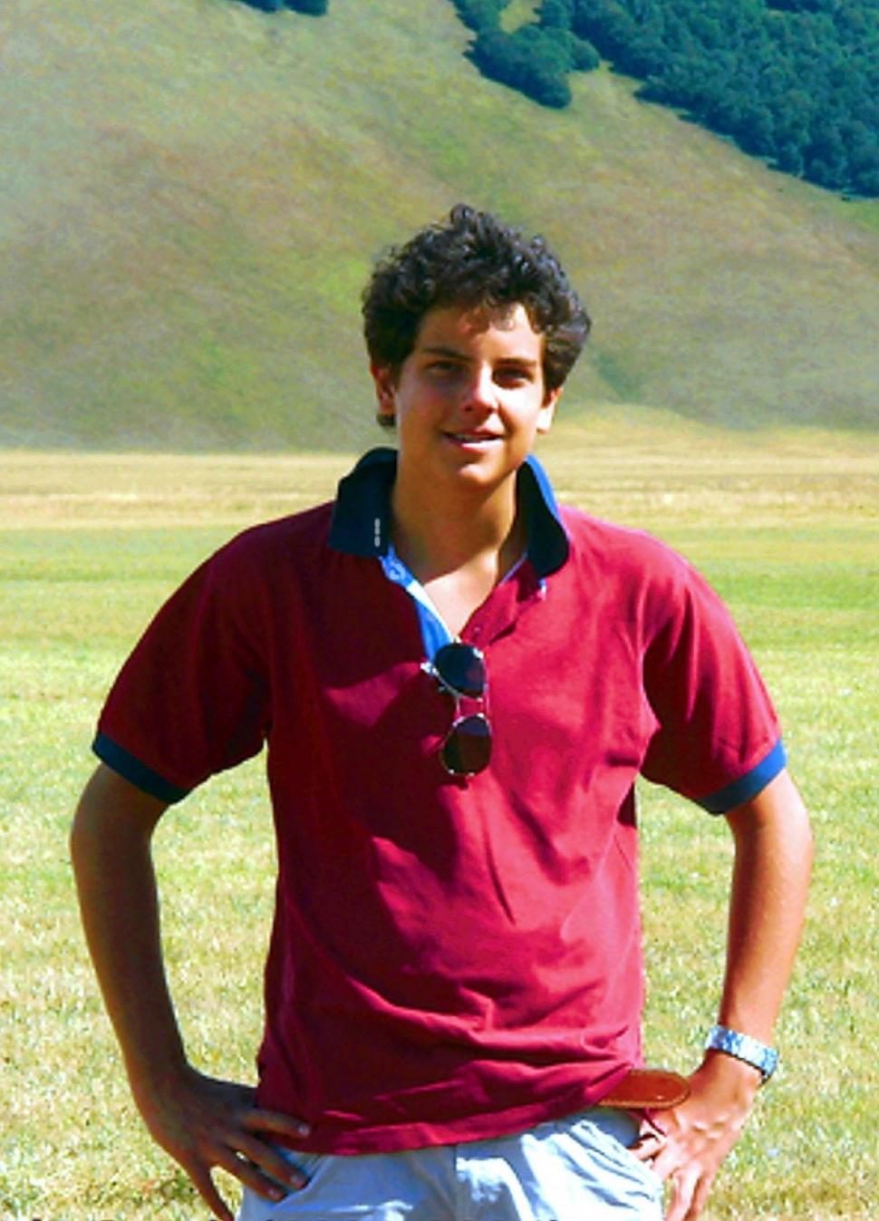 Cine este Carlo Acutis, noul sfânt milenial al Bisericii Catolice. Oamenii se roagă la rămășițele îmbrăcate cu blugi și hanorac 965067