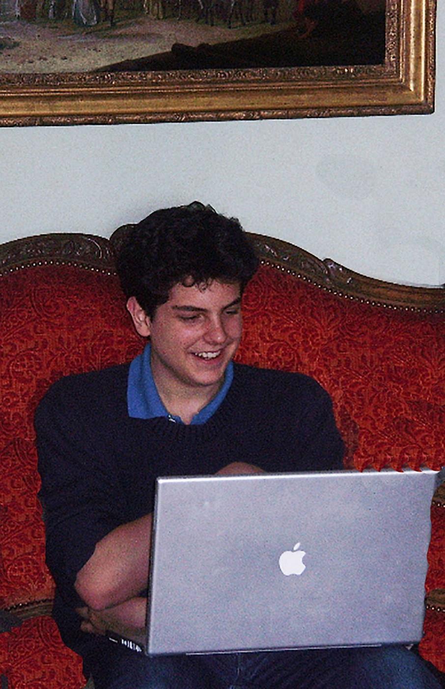 Cine este Carlo Acutis, noul sfânt milenial al Bisericii Catolice. Oamenii se roagă la rămășițele îmbrăcate cu blugi și hanorac 965068