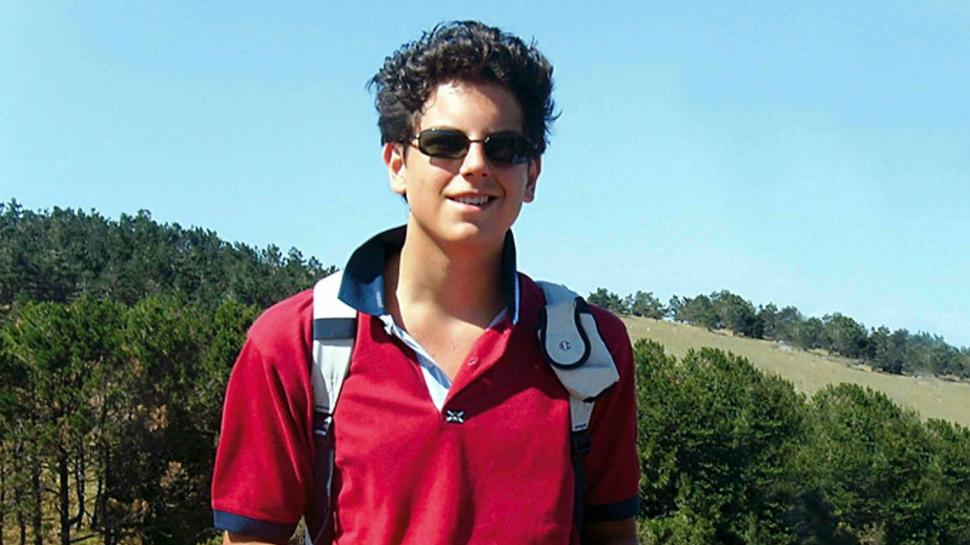 Cine este Carlo Acutis, noul sfânt milenial al Bisericii Catolice. Oamenii se roagă la rămășițele îmbrăcate cu blugi și hanorac 965069