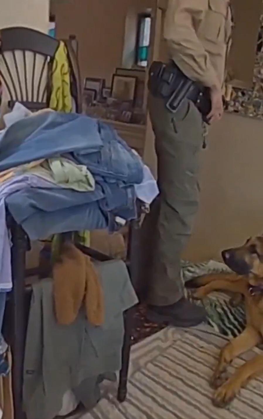 Imagini sfâșietoare din momentul în care polițiștii intră în casa lui Gene Hackman. Cum au fost găsiți actorul și soția sa 965523