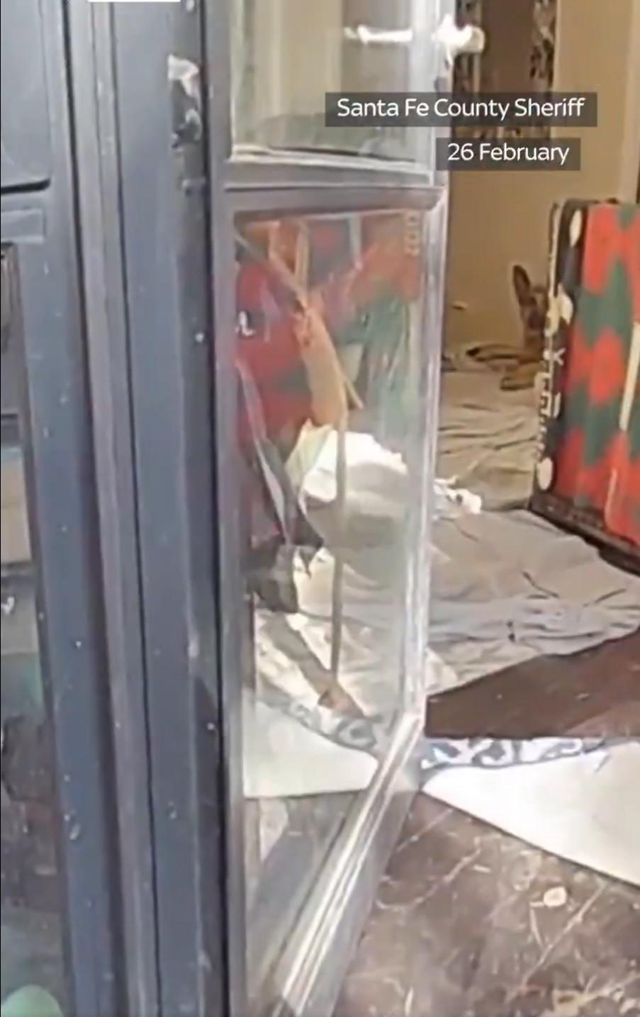 Imagini sfâșietoare din momentul în care polițiștii intră în casa lui Gene Hackman. Cum au fost găsiți actorul și soția sa 965524