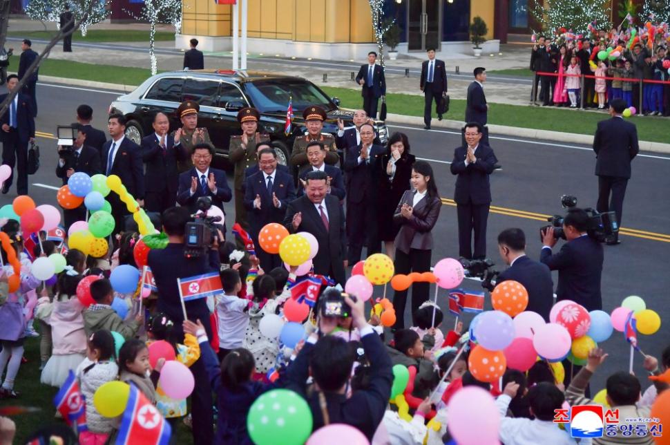 Kim Jong Un a inaugurat cu focuri de artificii cartierul de zgârie-nori din Phenian unde lifturile nu merg pentru că nu este curent 965373