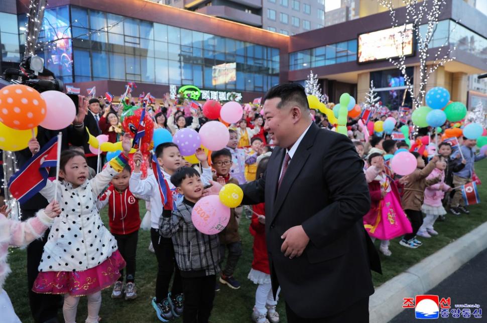 Kim Jong Un a inaugurat cu focuri de artificii cartierul de zgârie-nori din Phenian unde lifturile nu merg pentru că nu este curent 965374