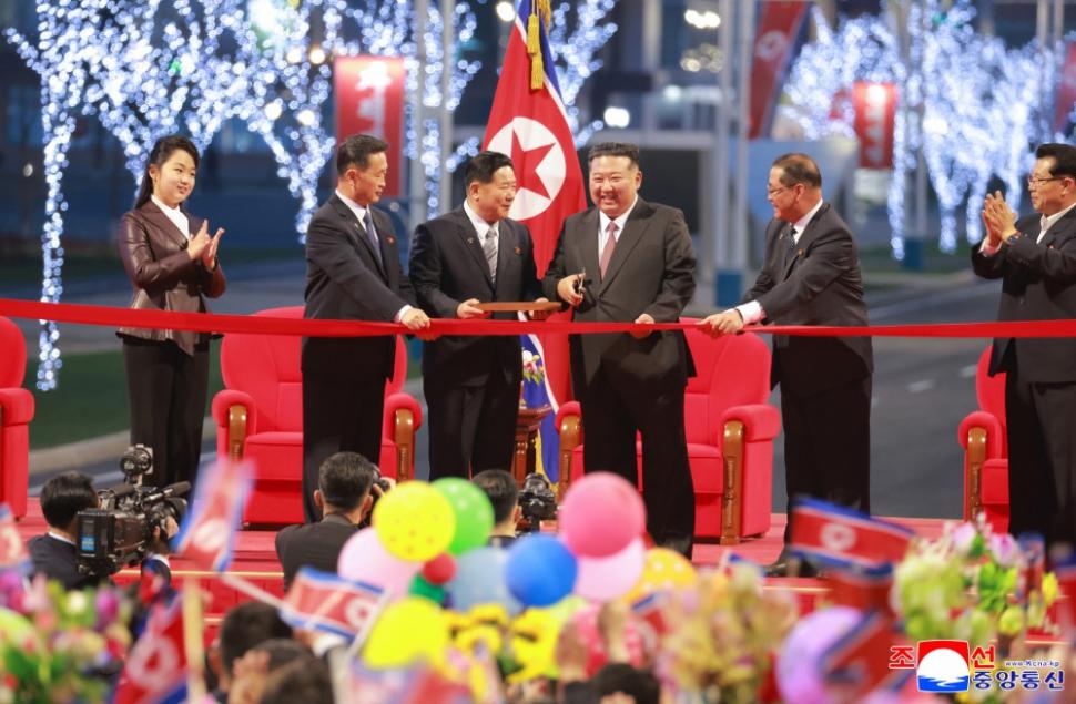 Kim Jong Un a inaugurat cu focuri de artificii cartierul de zgârie-nori din Phenian unde lifturile nu merg pentru că nu este curent 965375