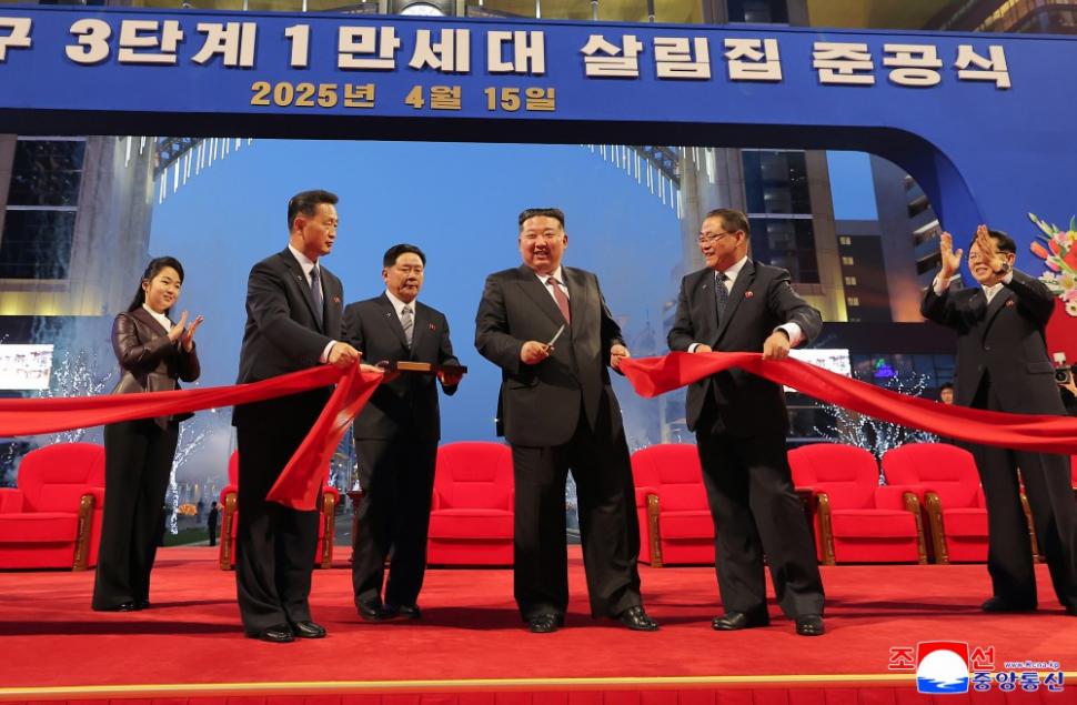 Kim Jong Un a inaugurat cu focuri de artificii cartierul de zgârie-nori din Phenian unde lifturile nu merg pentru că nu este curent 965376