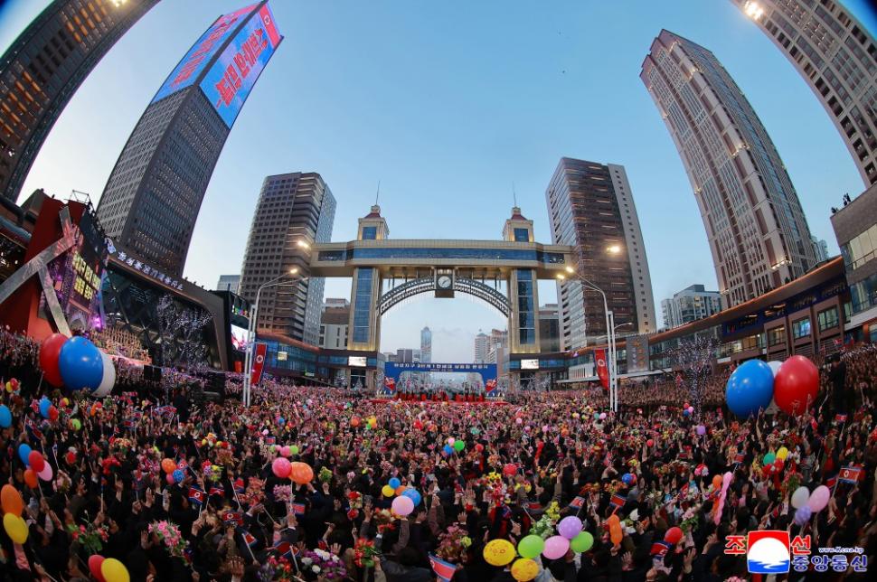 Kim Jong Un a inaugurat cu focuri de artificii cartierul de zgârie-nori din Phenian unde lifturile nu merg pentru că nu este curent 965377