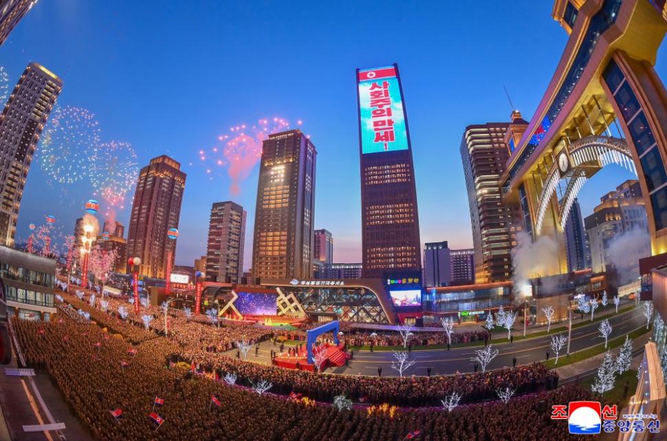 Kim Jong Un a inaugurat cu focuri de artificii cartierul de zgârie-nori din Phenian unde lifturile nu merg pentru că nu este curent 965378