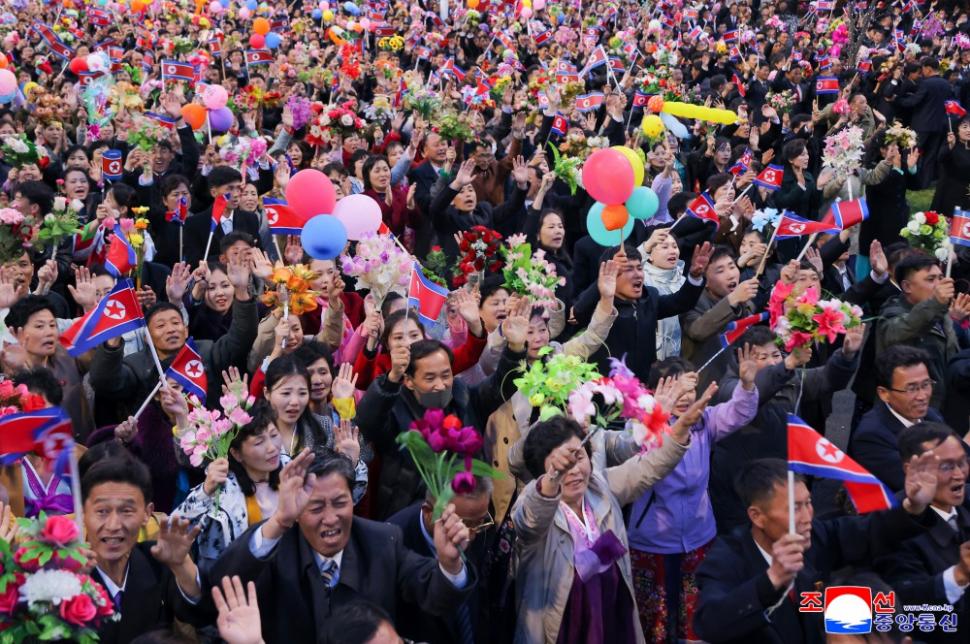 Kim Jong Un a inaugurat cu focuri de artificii cartierul de zgârie-nori din Phenian unde lifturile nu merg pentru că nu este curent 965379