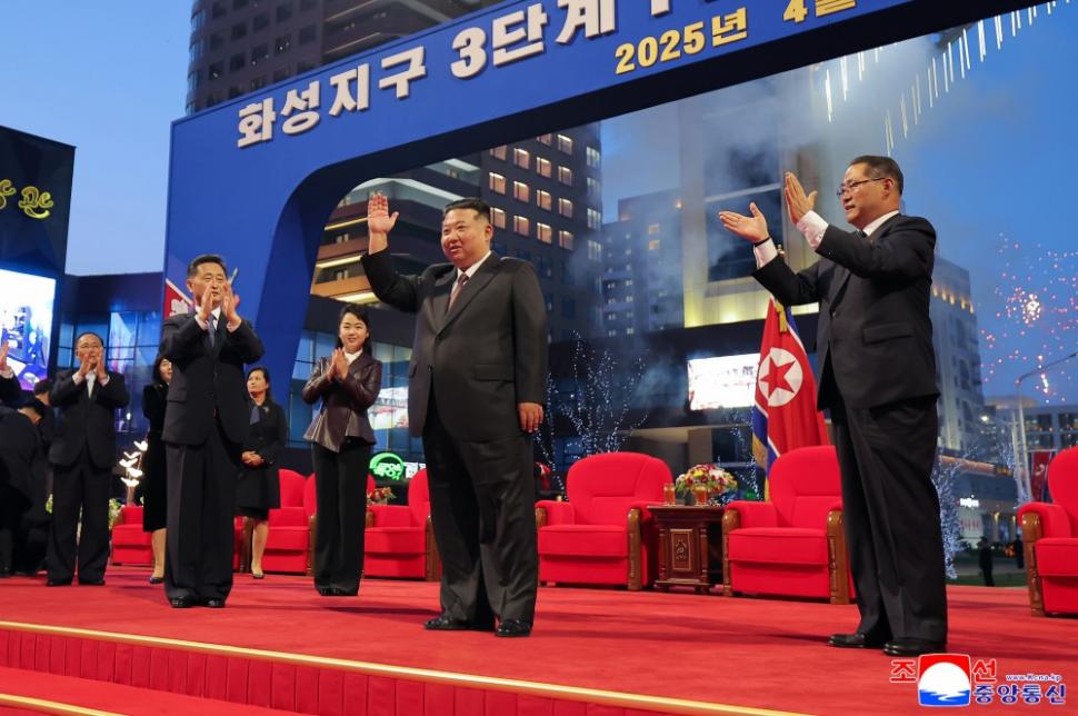 Kim Jong Un a inaugurat cu focuri de artificii cartierul de zgârie-nori din Phenian unde lifturile nu merg pentru că nu este curent 965380