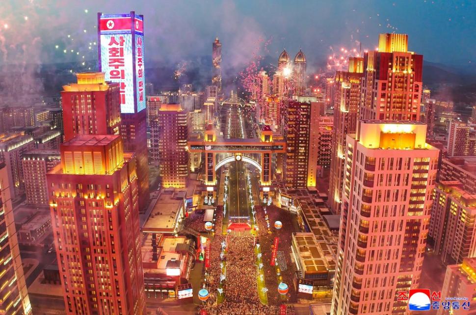Kim Jong Un a inaugurat cu focuri de artificii cartierul de zgârie-nori din Phenian unde lifturile nu merg pentru că nu este curent 965381