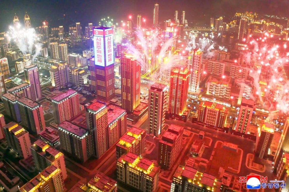 Kim Jong Un a inaugurat cu focuri de artificii cartierul de zgârie-nori din Phenian unde lifturile nu merg pentru că nu este curent 965382
