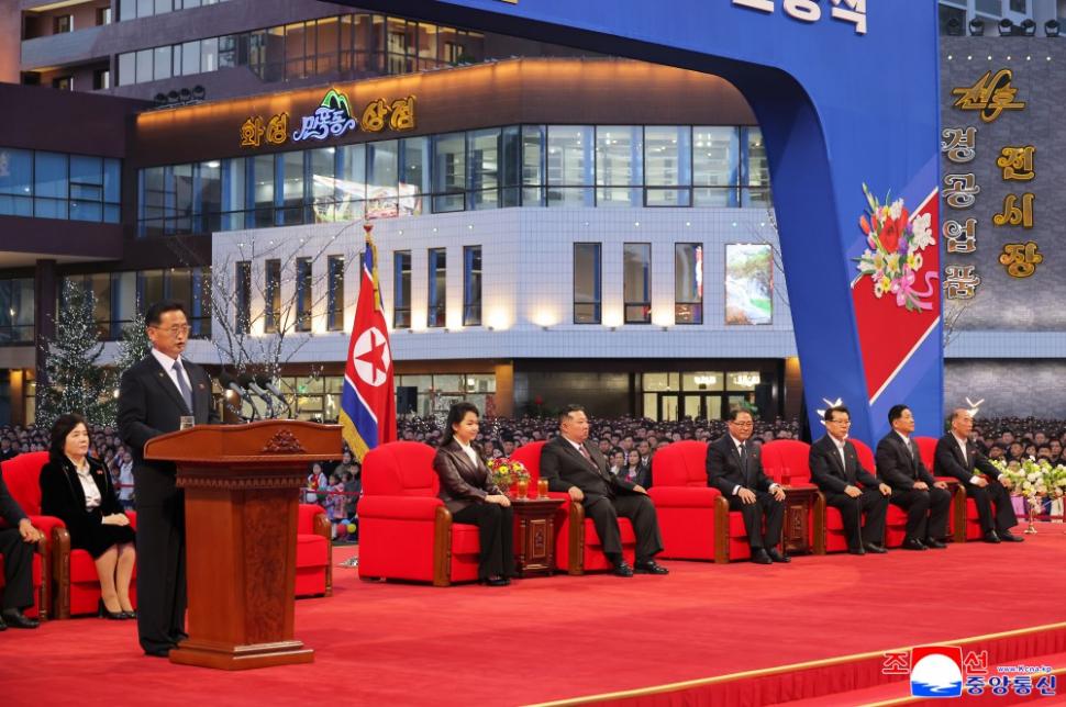 Kim Jong Un a inaugurat cu focuri de artificii cartierul de zgârie-nori din Phenian unde lifturile nu merg pentru că nu este curent 965383