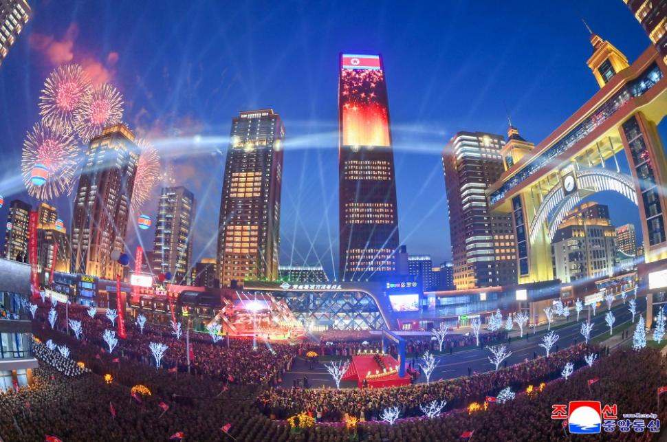 Kim Jong Un a inaugurat cu focuri de artificii cartierul de zgârie-nori din Phenian unde lifturile nu merg pentru că nu este curent 965384