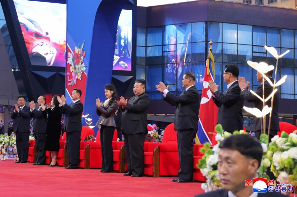 Kim Jong Un a inaugurat cu focuri de artificii cartierul de zgârie-nori din Phenian unde lifturile nu merg pentru că nu este curent 965385