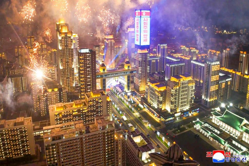 Kim Jong Un a inaugurat cu focuri de artificii cartierul de zgârie-nori din Phenian unde lifturile nu merg pentru că nu este curent 965386