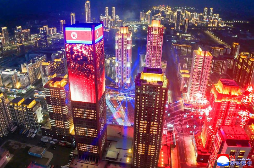 Kim Jong Un a inaugurat cu focuri de artificii cartierul de zgârie-nori din Phenian unde lifturile nu merg pentru că nu este curent 965387