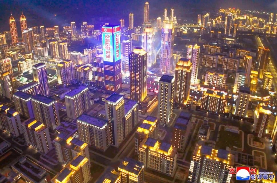 Kim Jong Un a inaugurat cu focuri de artificii cartierul de zgârie-nori din Phenian unde lifturile nu merg pentru că nu este curent 965388