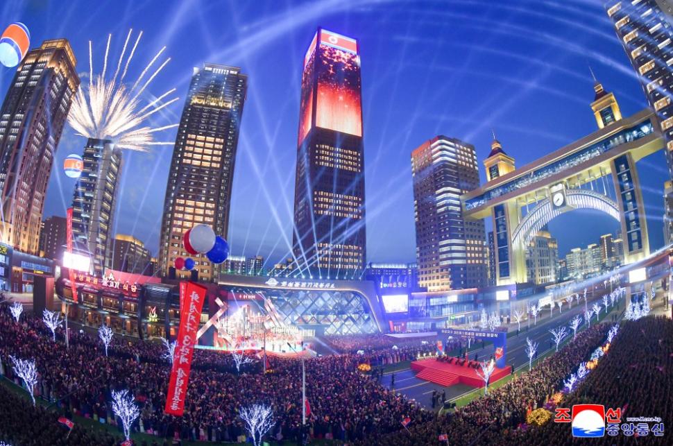 Kim Jong Un a inaugurat cu focuri de artificii cartierul de zgârie-nori din Phenian unde lifturile nu merg pentru că nu este curent 965389