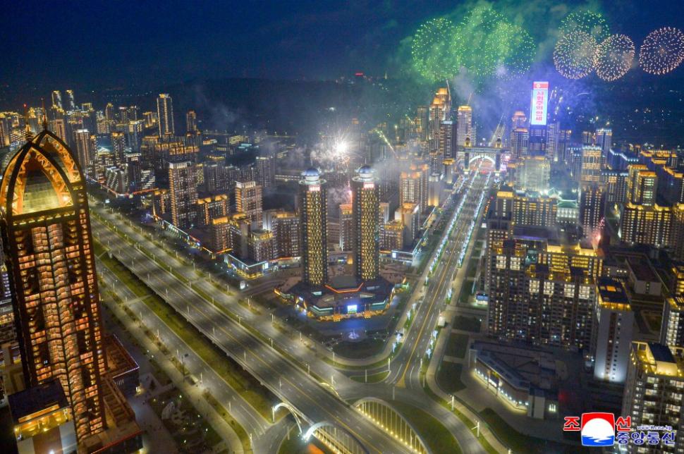 Kim Jong Un a inaugurat cu focuri de artificii cartierul de zgârie-nori din Phenian unde lifturile nu merg pentru că nu este curent 965390