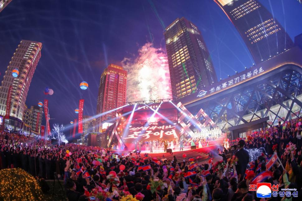 Kim Jong Un a inaugurat cu focuri de artificii cartierul de zgârie-nori din Phenian unde lifturile nu merg pentru că nu este curent 965391