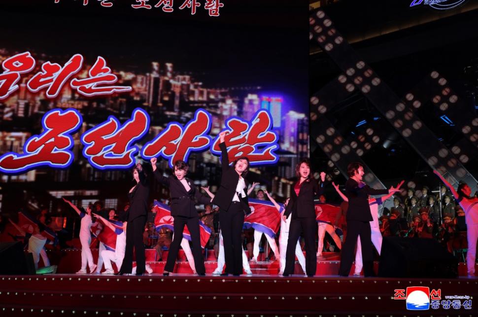 Kim Jong Un a inaugurat cu focuri de artificii cartierul de zgârie-nori din Phenian unde lifturile nu merg pentru că nu este curent 965392