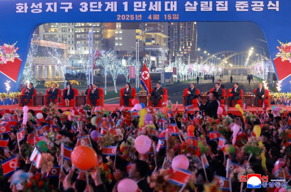 Kim Jong Un a inaugurat cu focuri de artificii cartierul de zgârie-nori din Phenian unde lifturile nu merg pentru că nu este curent 965393