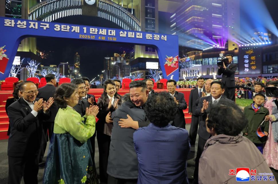 Kim Jong Un a inaugurat cu focuri de artificii cartierul de zgârie-nori din Phenian unde lifturile nu merg pentru că nu este curent 965394