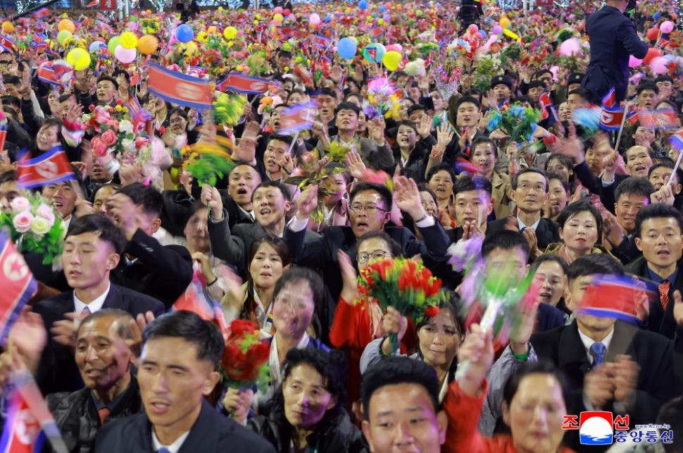 Kim Jong Un a inaugurat cu focuri de artificii cartierul de zgârie-nori din Phenian unde lifturile nu merg pentru că nu este curent 965395