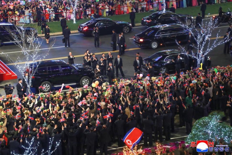 Kim Jong Un a inaugurat cu focuri de artificii cartierul de zgârie-nori din Phenian unde lifturile nu merg pentru că nu este curent 965396