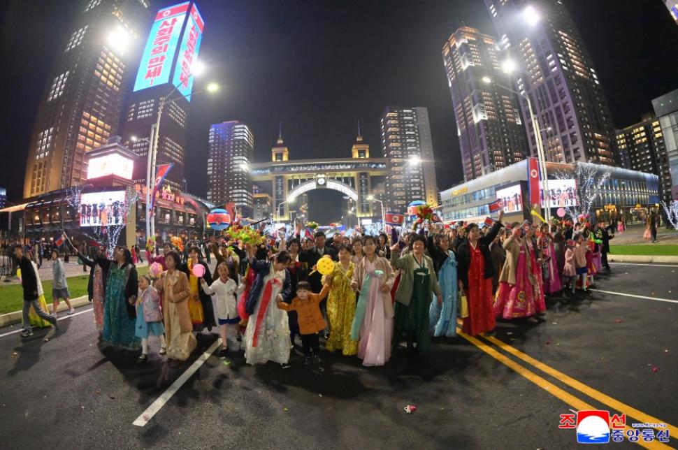 Kim Jong Un a inaugurat cu focuri de artificii cartierul de zgârie-nori din Phenian unde lifturile nu merg pentru că nu este curent 965397