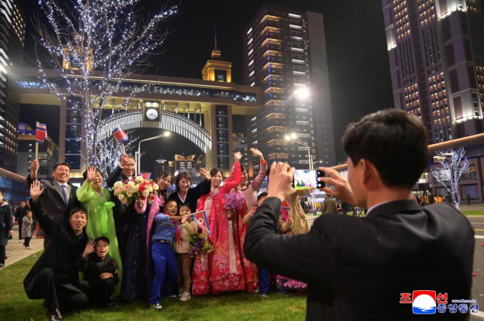 Kim Jong Un a inaugurat cu focuri de artificii cartierul de zgârie-nori din Phenian unde lifturile nu merg pentru că nu este curent 965398