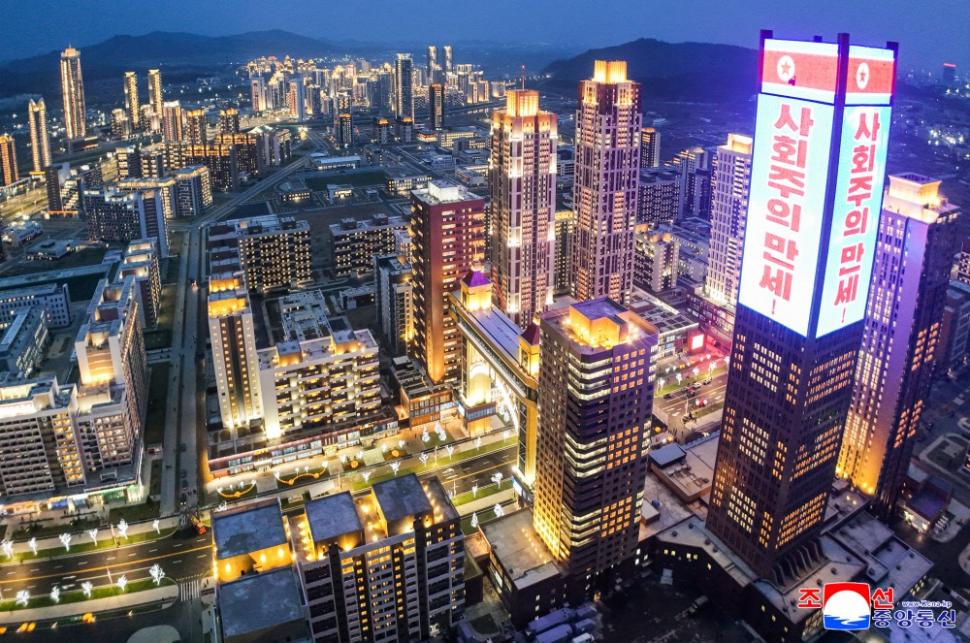 Kim Jong Un a inaugurat cu focuri de artificii cartierul de zgârie-nori din Phenian unde lifturile nu merg pentru că nu este curent 965399