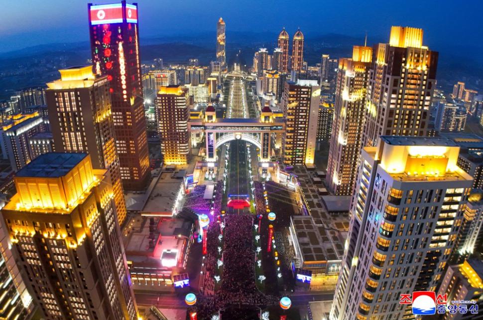 Kim Jong Un a inaugurat cu focuri de artificii cartierul de zgârie-nori din Phenian unde lifturile nu merg pentru că nu este curent 965400