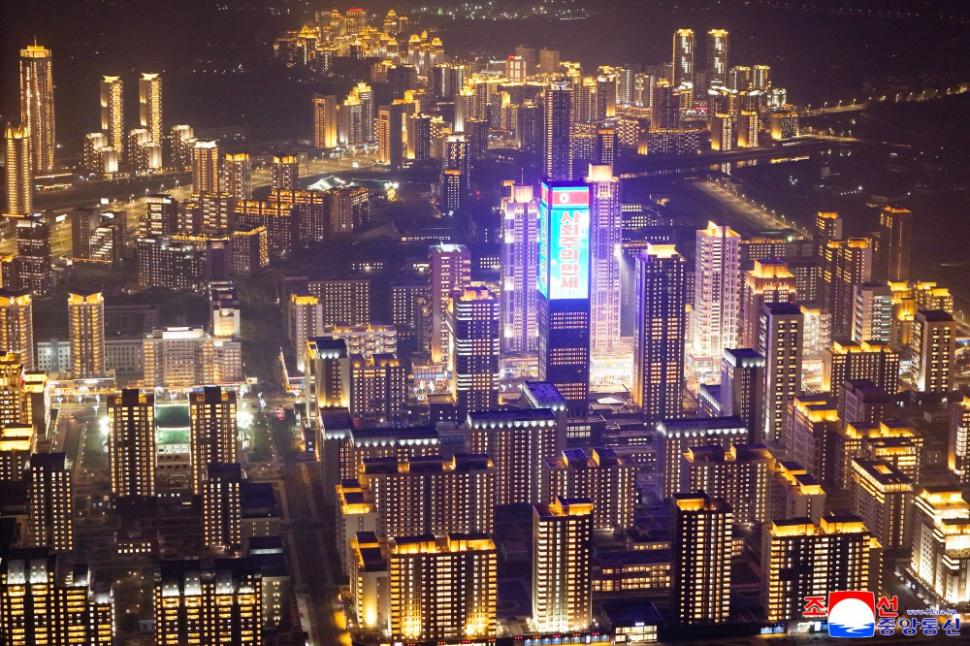 Kim Jong Un a inaugurat cu focuri de artificii cartierul de zgârie-nori din Phenian unde lifturile nu merg pentru că nu este curent 965401