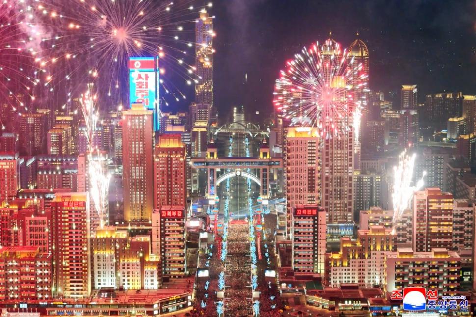 Kim Jong Un a inaugurat cu focuri de artificii cartierul de zgârie-nori din Phenian unde lifturile nu merg pentru că nu este curent 965402