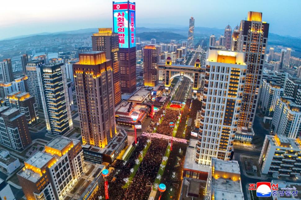 Kim Jong Un a inaugurat cu focuri de artificii cartierul de zgârie-nori din Phenian unde lifturile nu merg pentru că nu este curent 965403