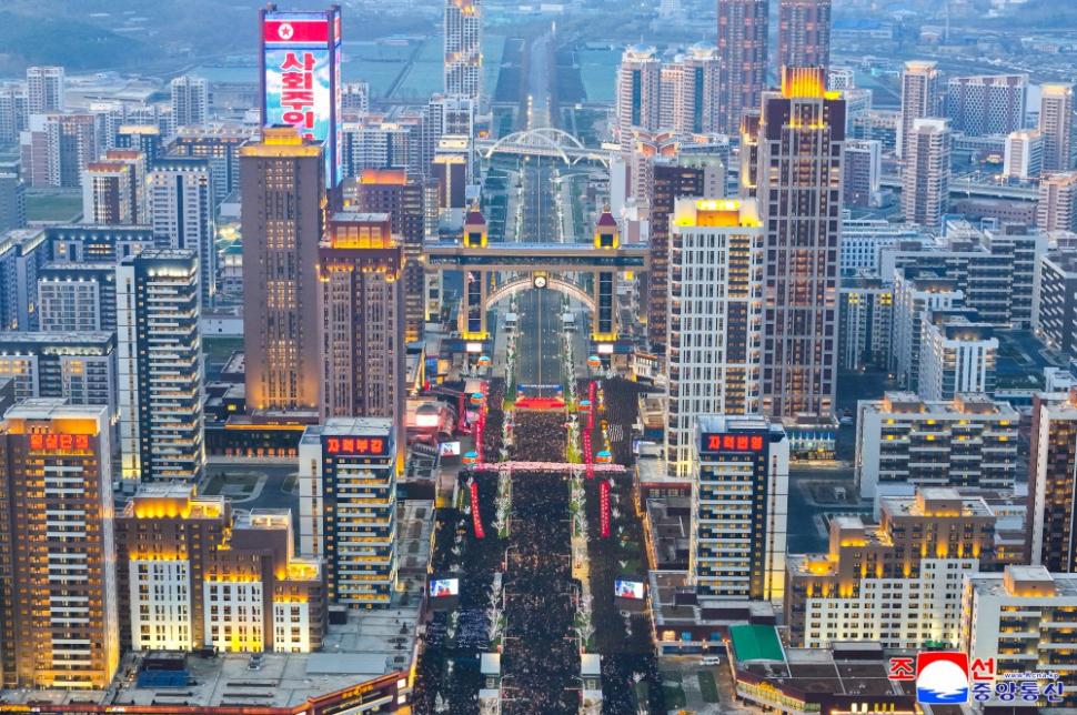 Kim Jong Un a inaugurat cu focuri de artificii cartierul de zgârie-nori din Phenian unde lifturile nu merg pentru că nu este curent 965404