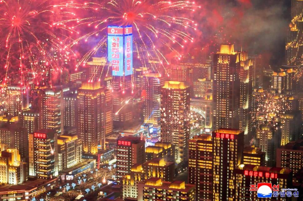 Kim Jong Un a inaugurat cu focuri de artificii cartierul de zgârie-nori din Phenian unde lifturile nu merg pentru că nu este curent 965405